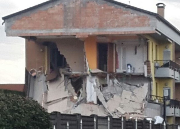 Esplode casa nel Milanese: tre feriti, si scava tra le macerie