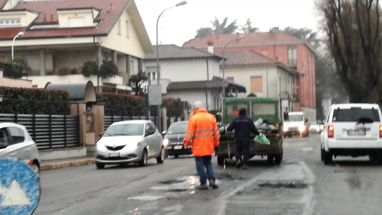 Il Comune corre ai ripari per le buche in strada