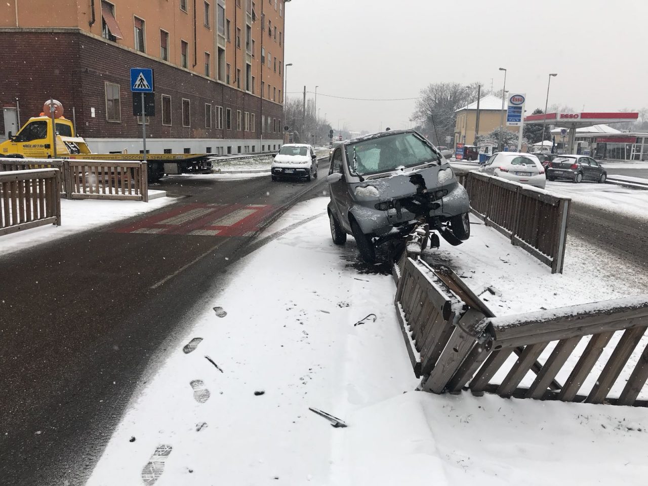 Neve sulla strada e la Smart finisce contro lo spartitraffico