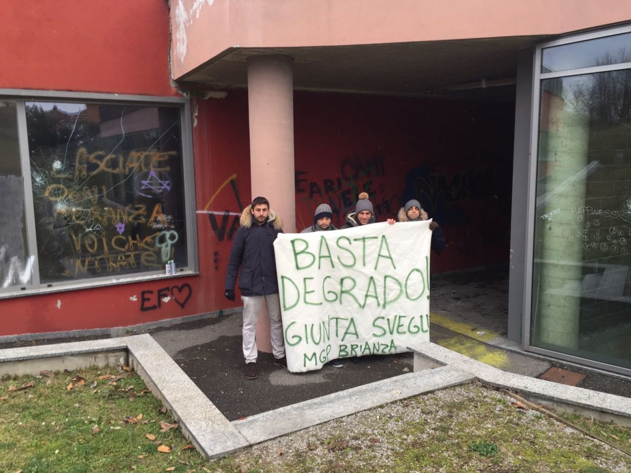 I leghisti ripuliscono il parco Madre Teresa di Peregallo FOTO