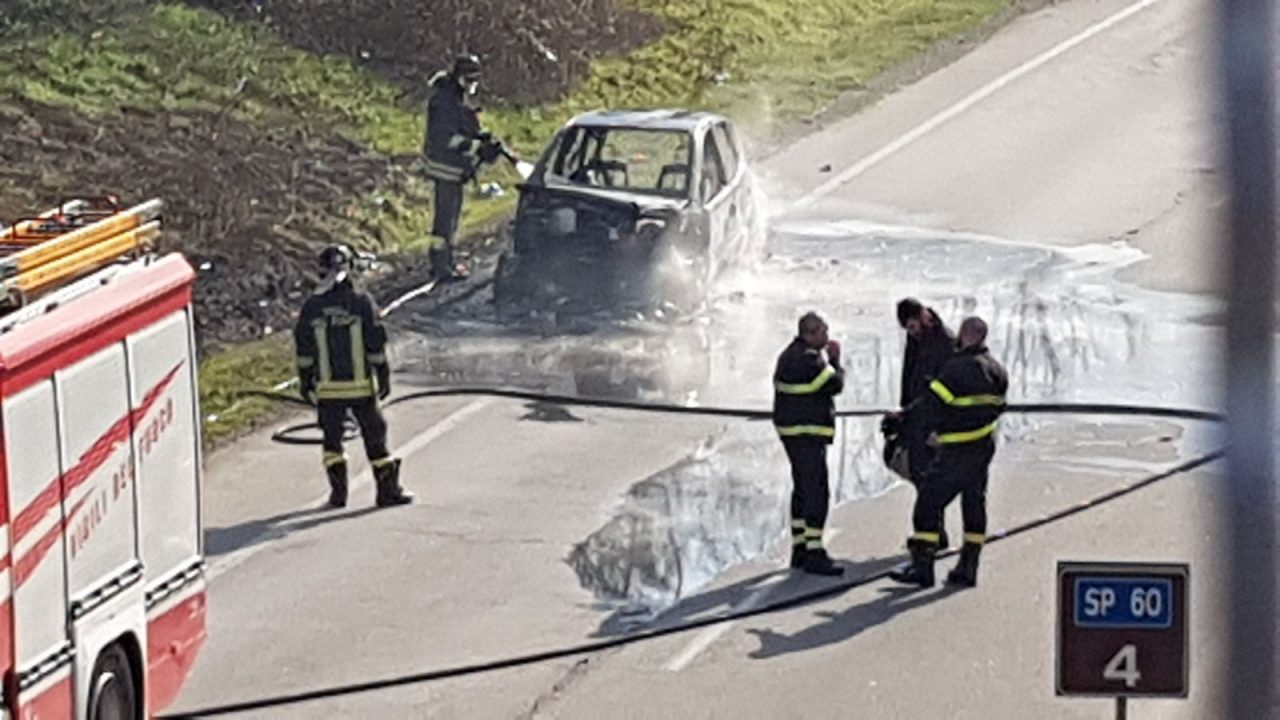 Auto prende fuoco sulla Sp60 strada chiusa tra Monza e Arcore FOTO e VIDEO