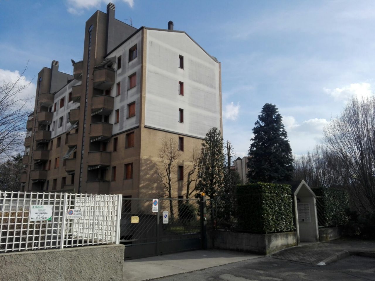 Contratti porta a porta, un residente infastidito chiama i Carabinieri