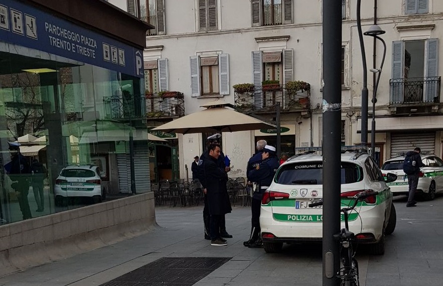 Elemosinava con un minore, donna denunciata in centro