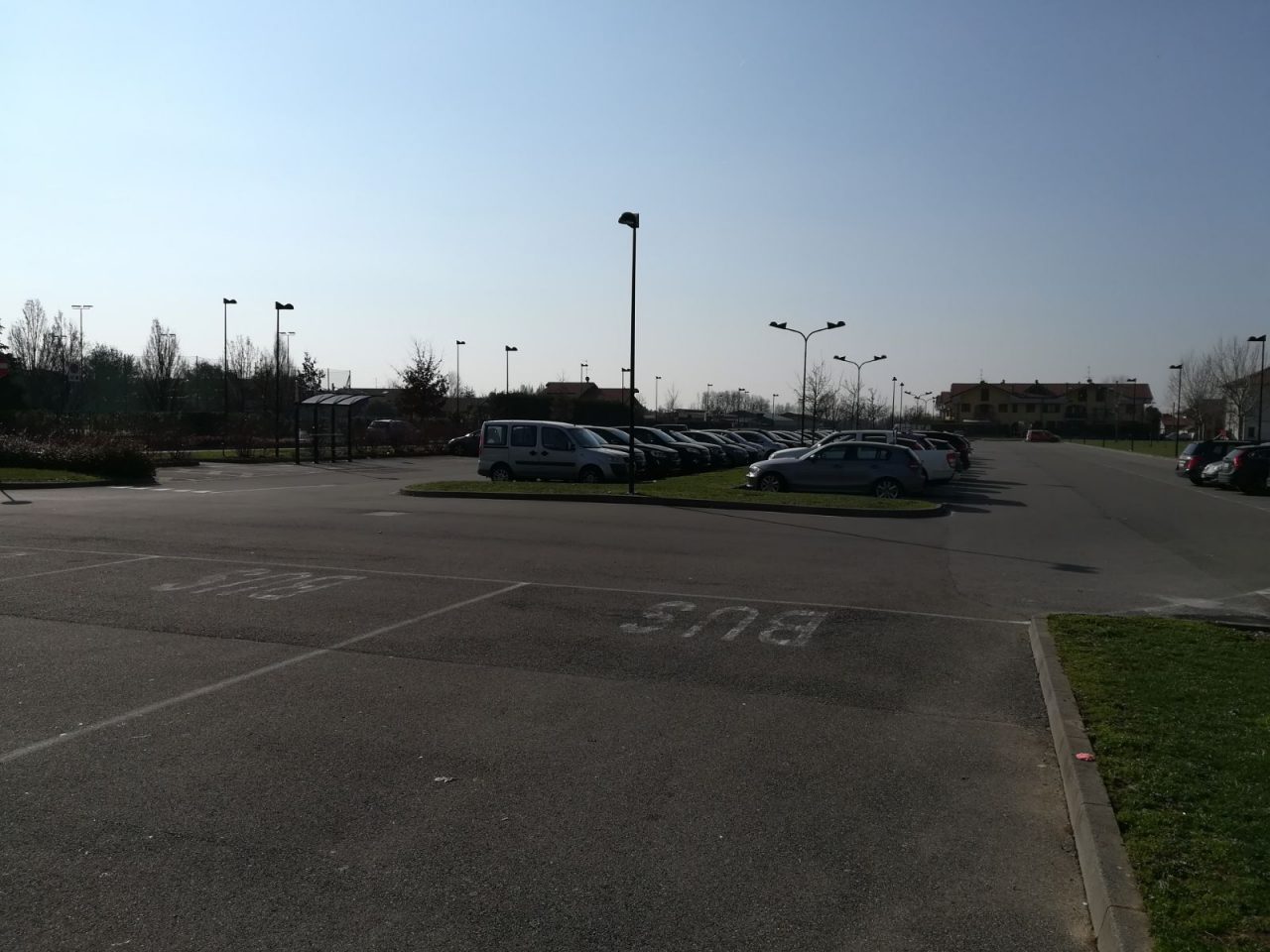 Malore nel parcheggio grave 81enne