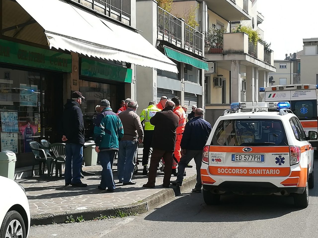 Malore al bar, donna in gravi condizioni