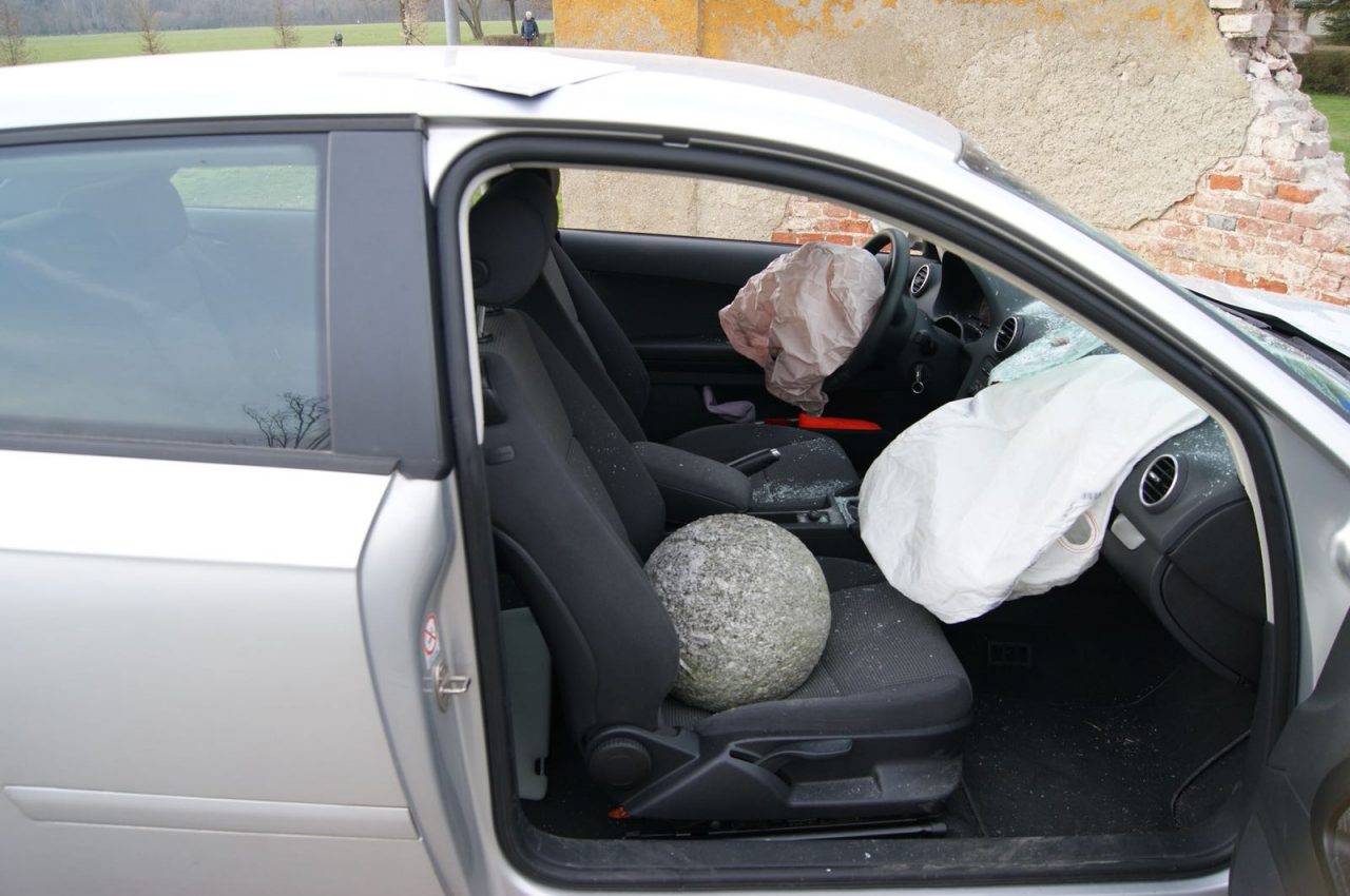 Auto contro muro nel Parco di Monza: palla di pietra sfonda il parabrezza