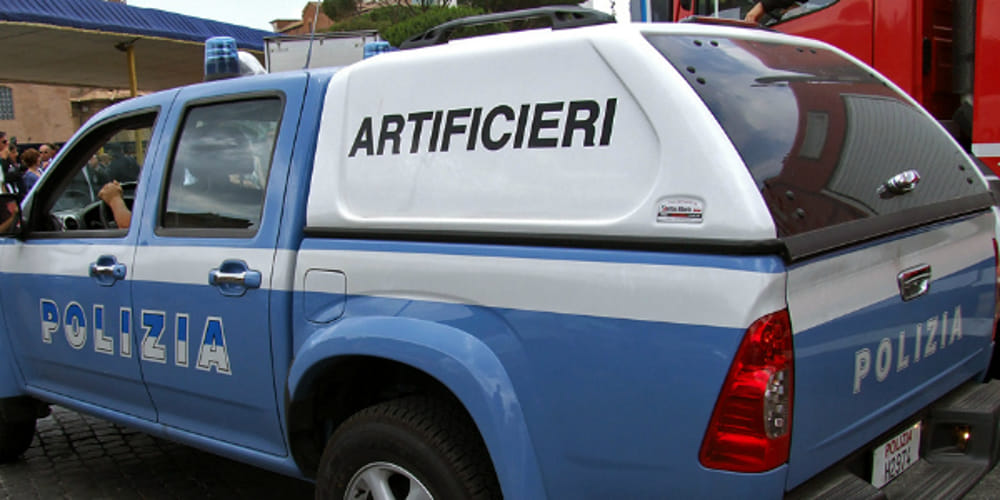 Pacco sospetto in strada: scatta l’allarme bomba