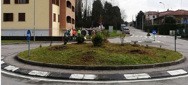 La rotonda di Bernareggio diventa simbolo di pace e accoglienza