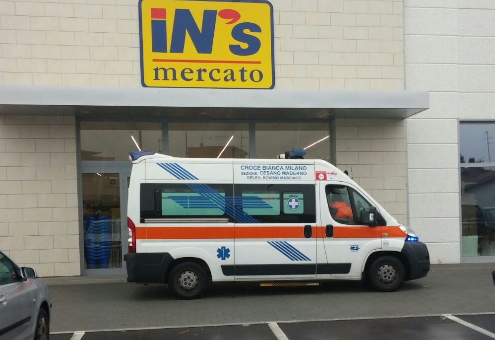 Malore al supermercato, grave 77enne