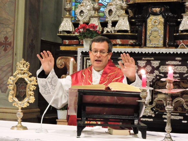 Fuori onda di Giunta il parroco si sente dare del fannullone e s’infuria