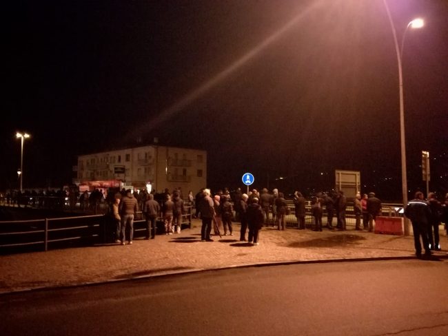In centinaia ad assistere al passaggio del trasporto eccezionale FOTO – VIDEO