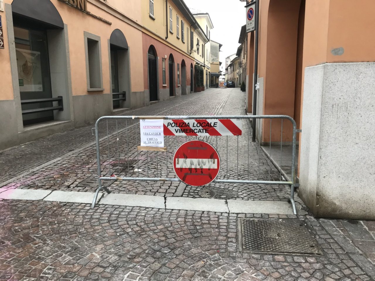 Via Cavour chiusa al traffico causa voragine