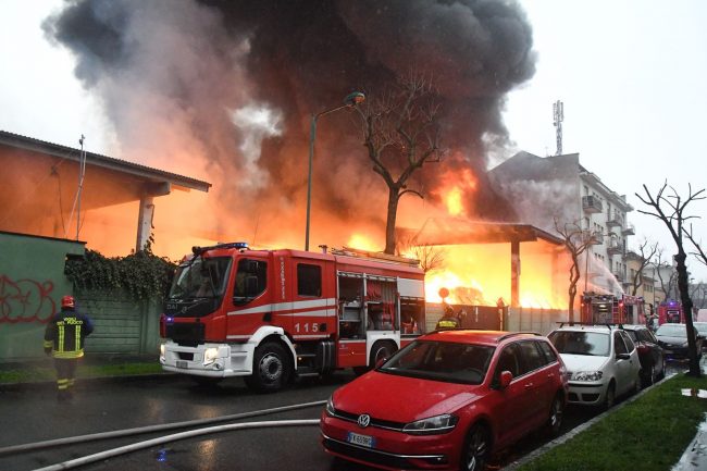 Incendio Cologno Sul tetto della cartiera anche l’amianto