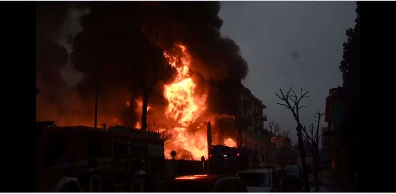 Incendio in cartiera, il VIDEO dell’esplosione