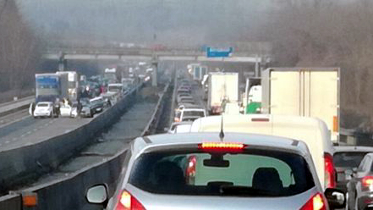 Valassina un incidente blocca il traffico, ferita una 25enne VIDEO
