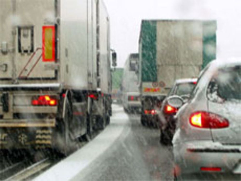Continua a nevicare: traffico in tilt sulla SS36