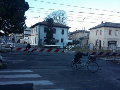 Passaggi a livello con speciali grembiuli per impedire gli attraversamenti