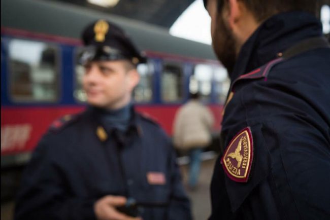 Senza biglietto, prende a calci i poliziotti in stazione a Monza: assolta perché “magra”