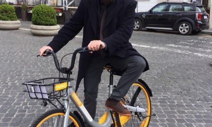 Taxi o bus? Il senatore Pd Rampi sceglie la bicicletta