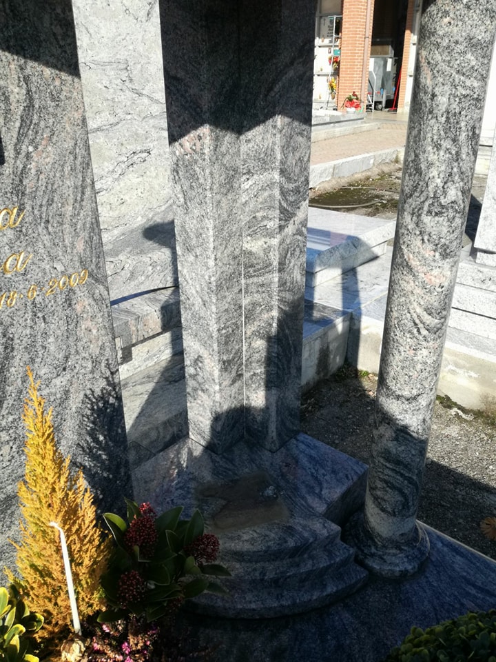 Tombe depredate delle statue di bronzo