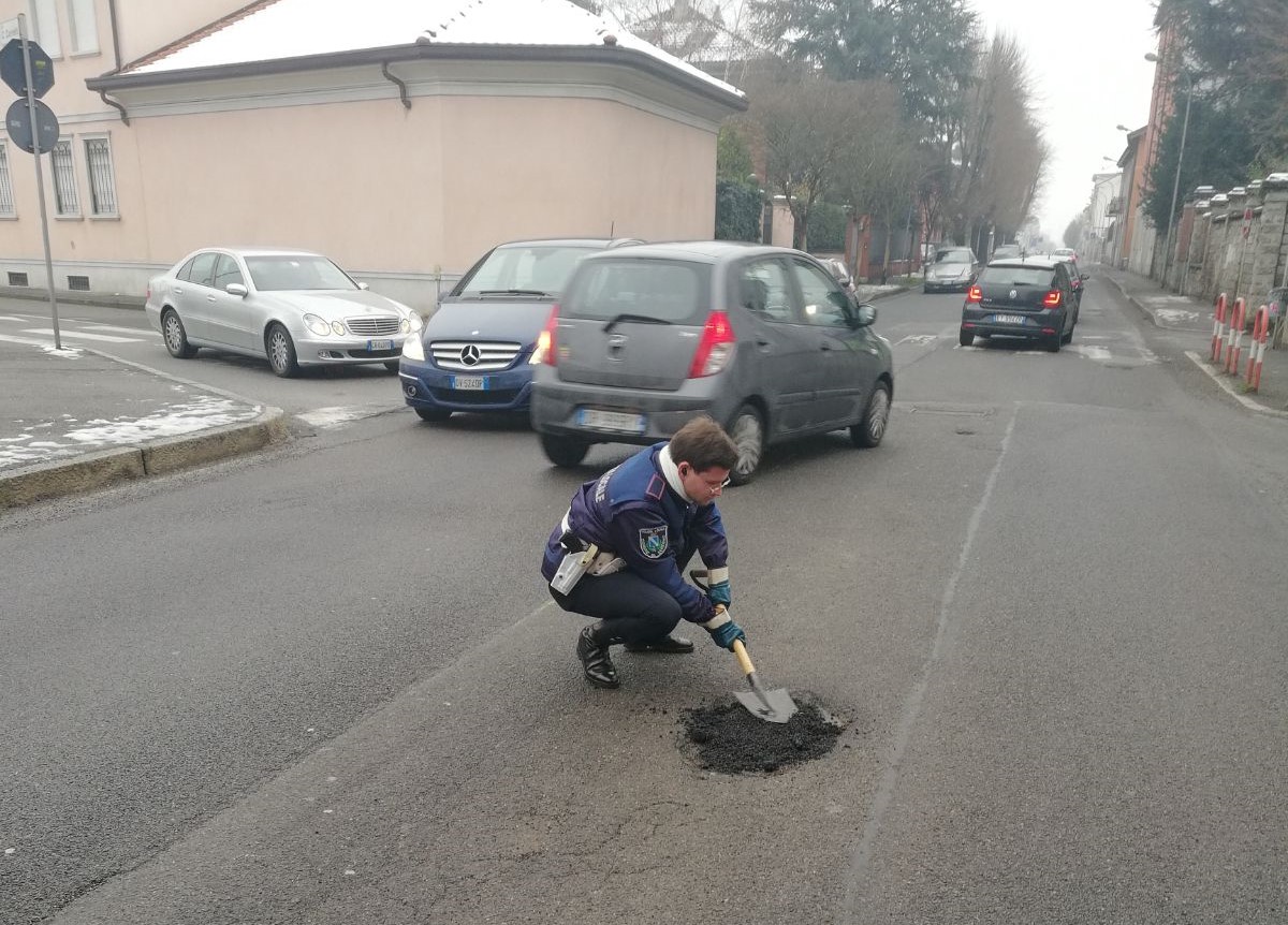 Vigili urbani fanno gli operai e tappano le buche in strada