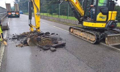 Controviale di via Lecco a Vimercate chiuso per un avvallamento