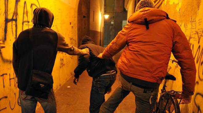 Lo prendono a testate per rubargli la bici, aggredito 17enne