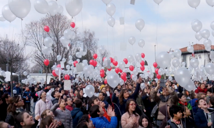 Bimbi vittime delle mafie: a Besana gli studenti liberano in cielo centinaia di palloncini VIDEO