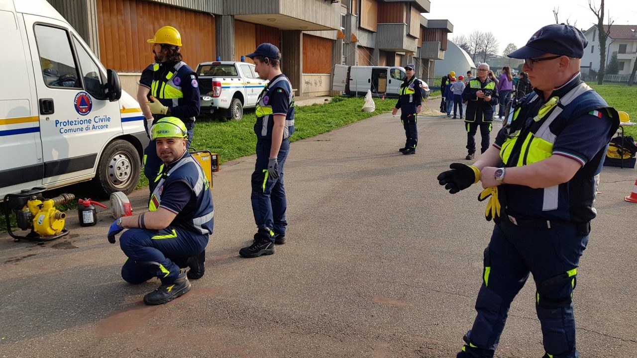Vigili, Protezione civile e ambulanza a scuola FOTO E VIDEO