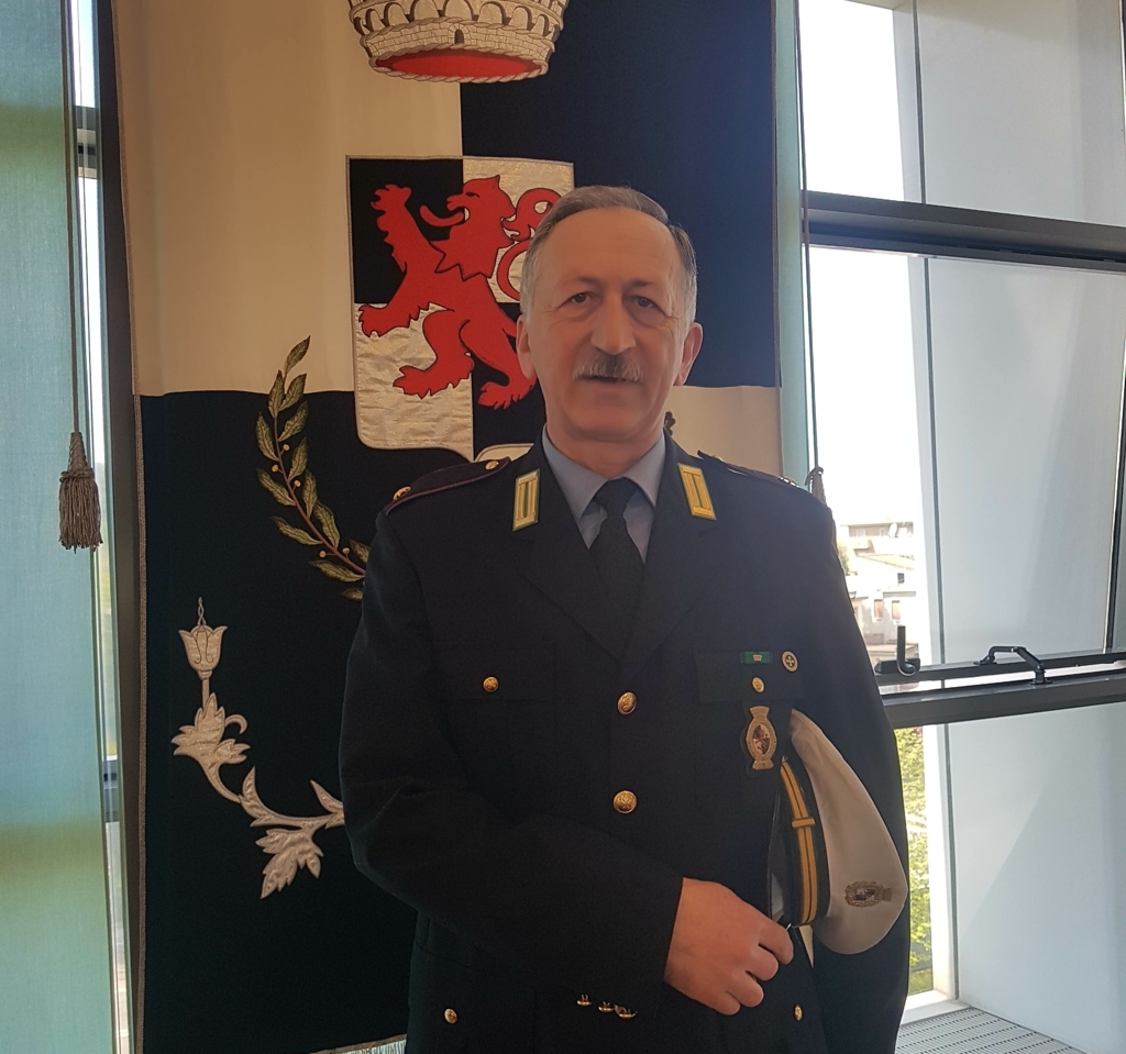 Festeggia 40 anni di servizio con i colleghi VIDEO