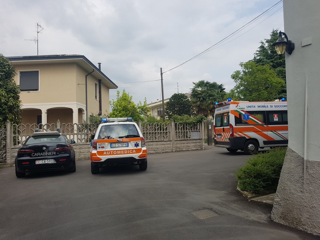 Uomo ferito all’addome: ambulanza e carabinieri  in via Viganò