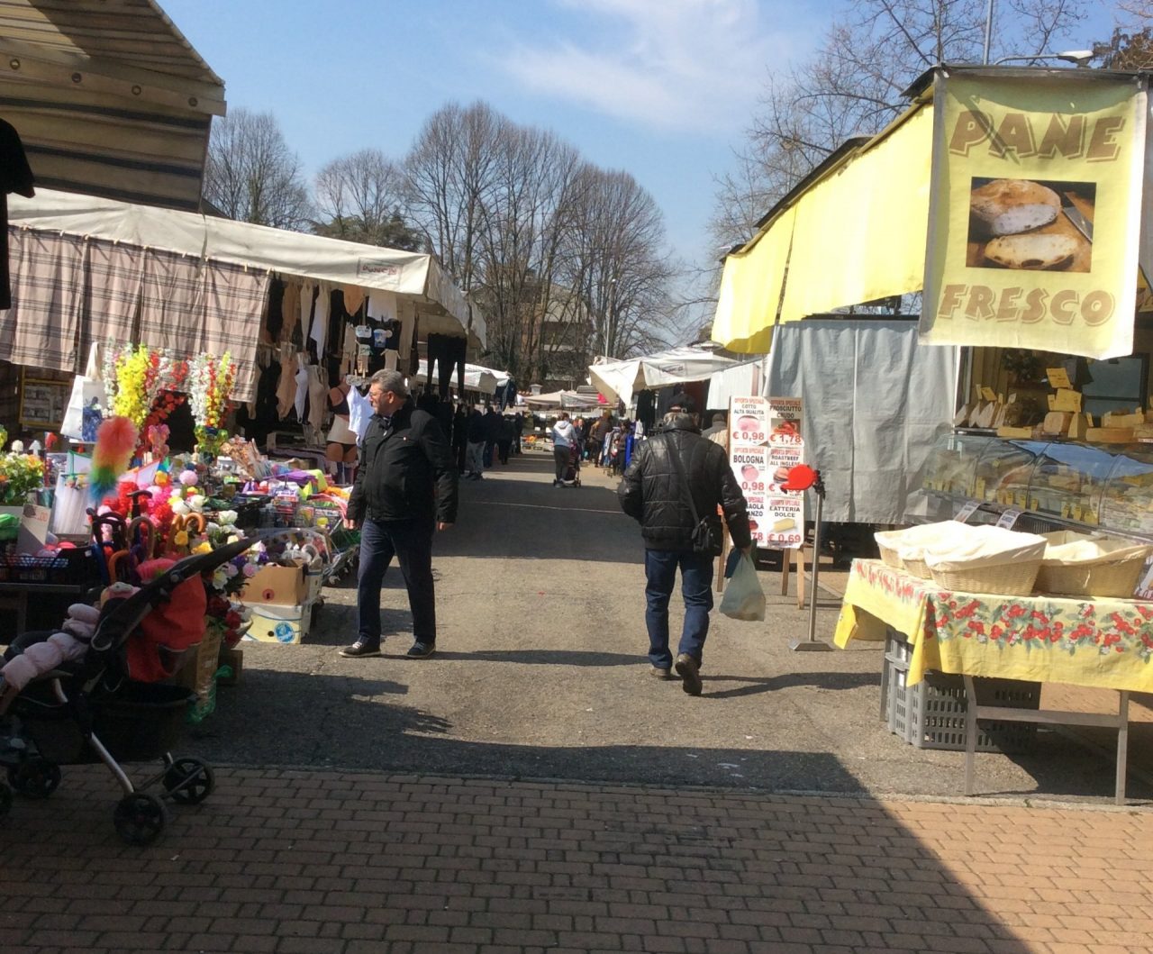 “Via zingari e questuanti dal mercato”