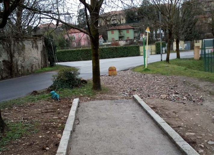 A Trezzo la pedonale inizia e finisce contro un albero