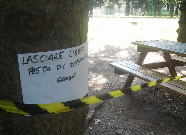 Un giardino pubblico “prenotato” per una festa privata: è polemica