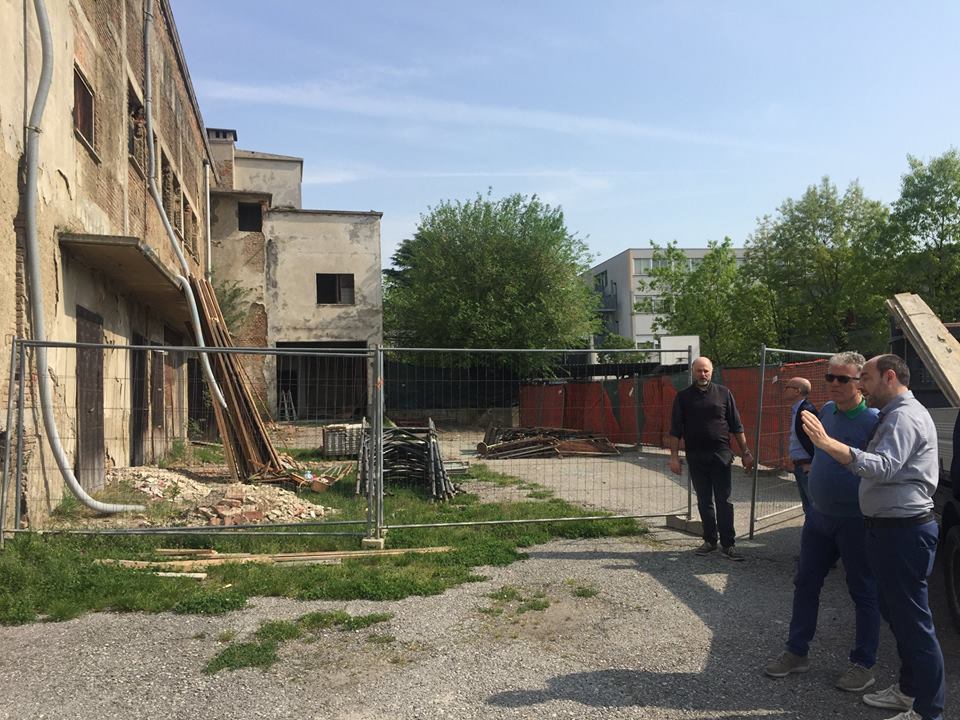 Parroco e sindaco in visita al cantiere del cinema Lux