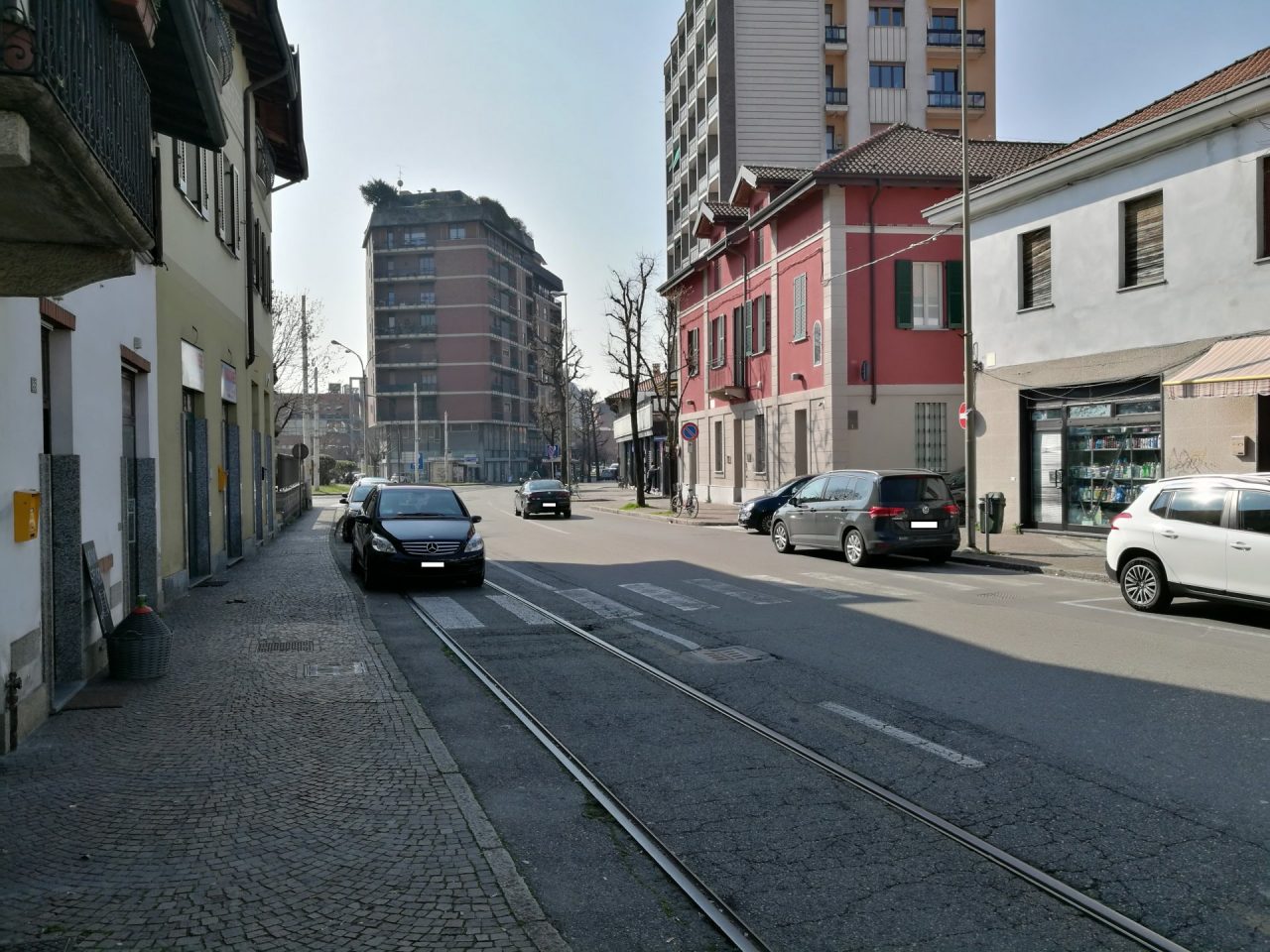 Stop alla sosta selvaggia sui binari del vecchio tram