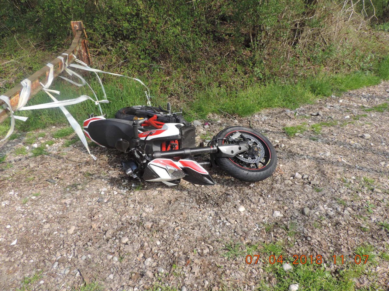 Fa inversione di marcia e centra un motociclista FOTO
