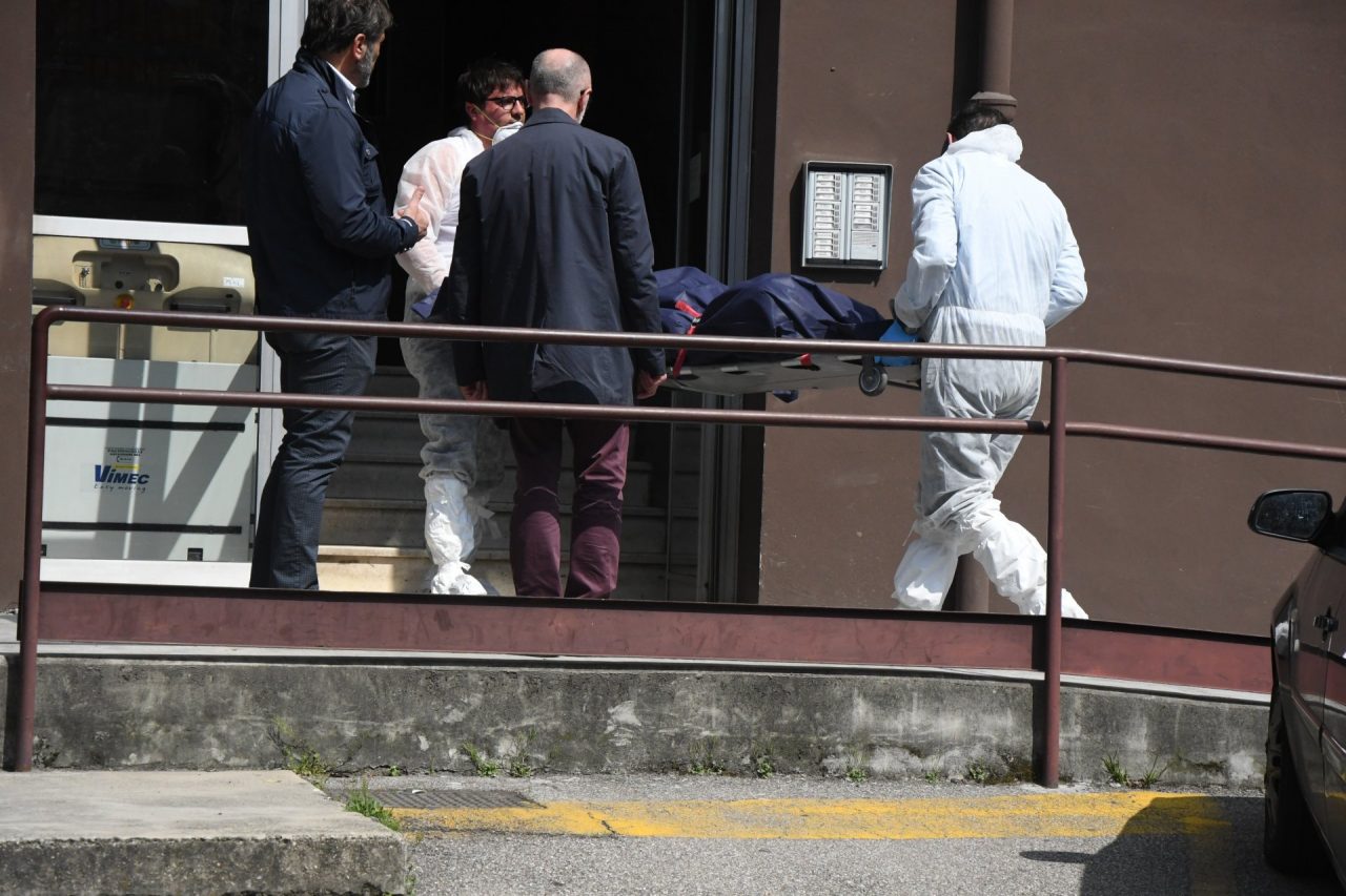 Donna trovata morta in casa, è giallo | Trovato testamento biologico