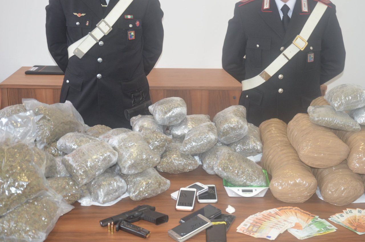 Fanno irruzione nell’appartamento e sequestrano oltre 40 chili di marijuana, quattro arresti