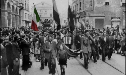 25 aprile con gli sbandieratori e gli alpini a Busnago