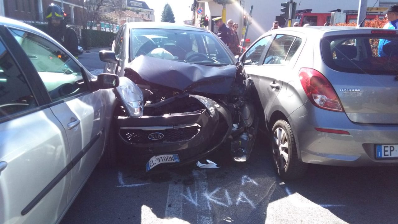 Incidente stradale in via Buonarroti a Lissone FOTO VIDEO