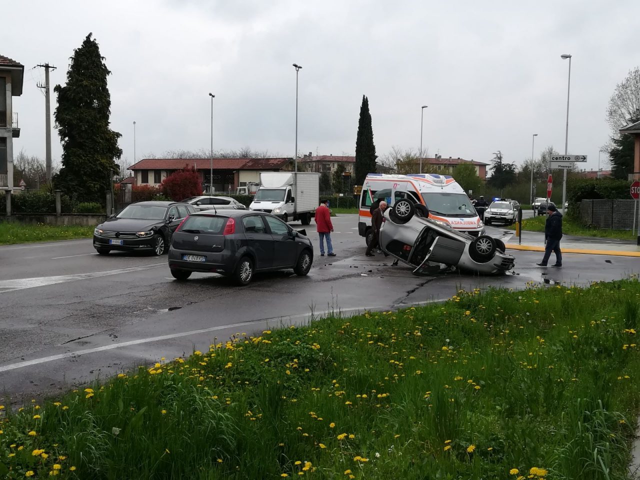 Auto si ribalta in rotonda VIDEO