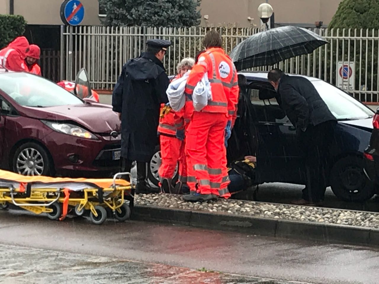 Tamponamento a catena in via Lecco donna in ospedale VIDEO
