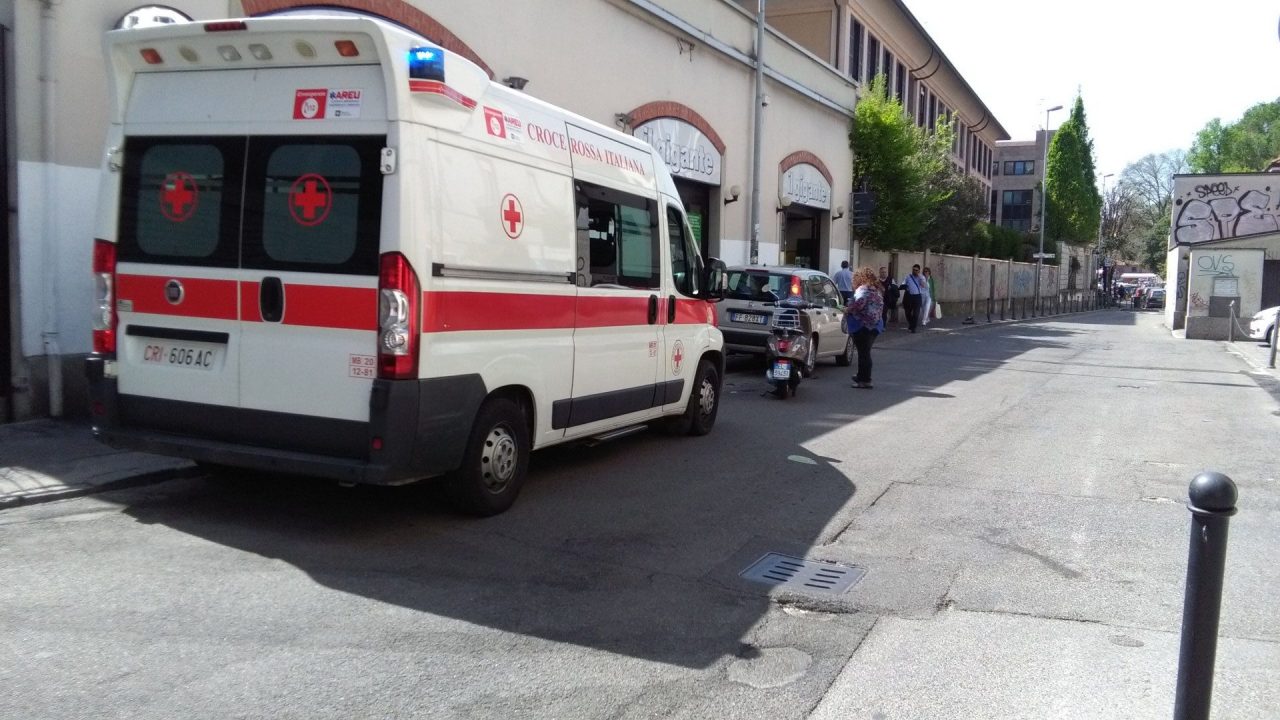 Per schivare un pedone si schianta su un’auto in sosta