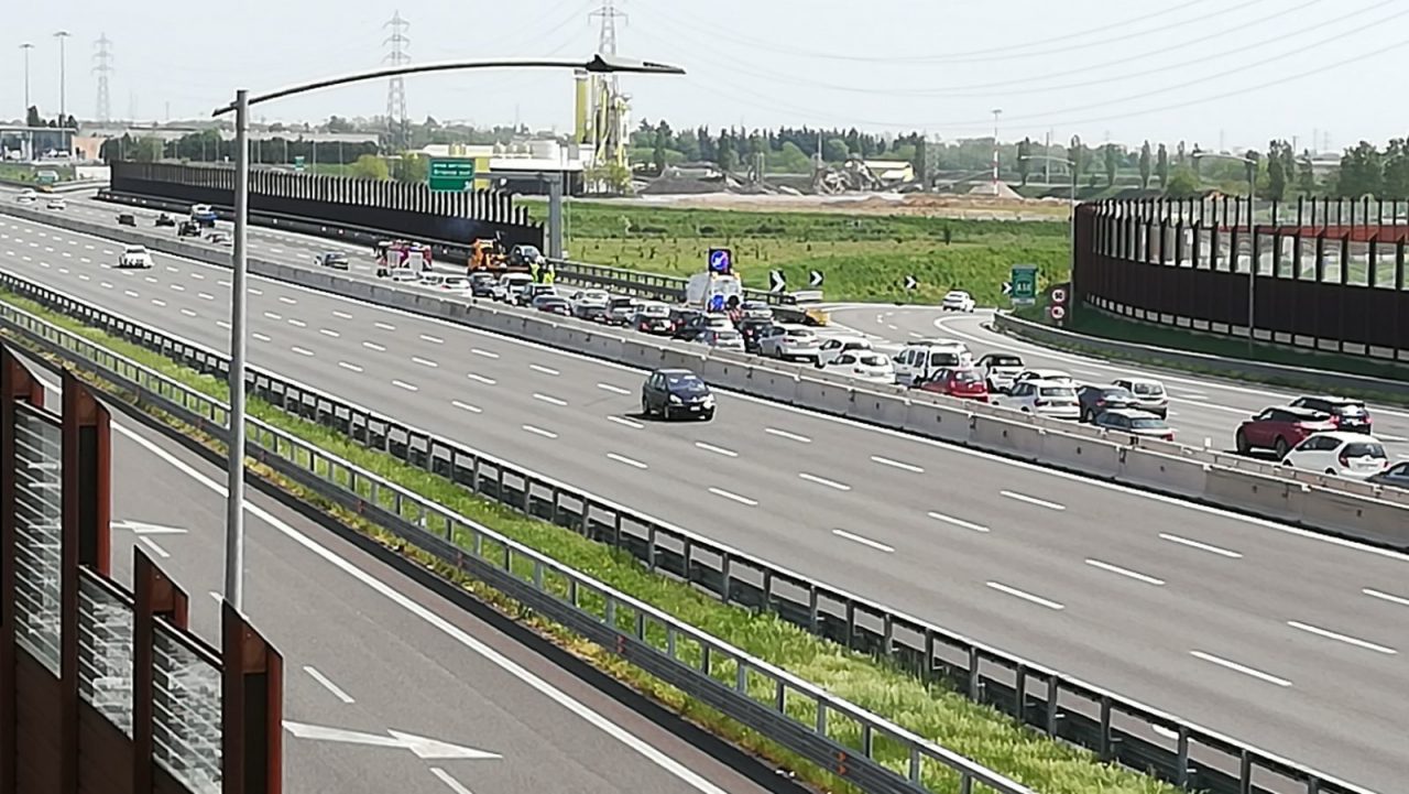 Incidente A4, arrivano i Vigili del fuoco. Tra i feriti una bambina