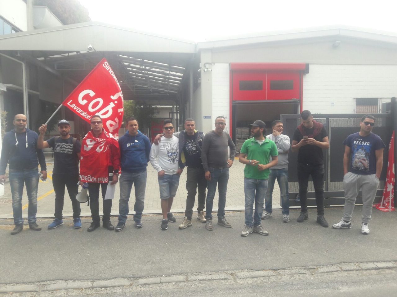 Ancora operai in protesta davanti all’azienda Toncar di Muggiò