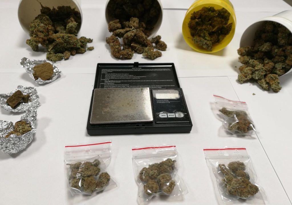 Due etti di marijuana nelle tasche e in casa, arrestato