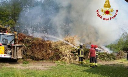 Incendio ad una montagna di ramaglie intervengono i Vigili del fuoco