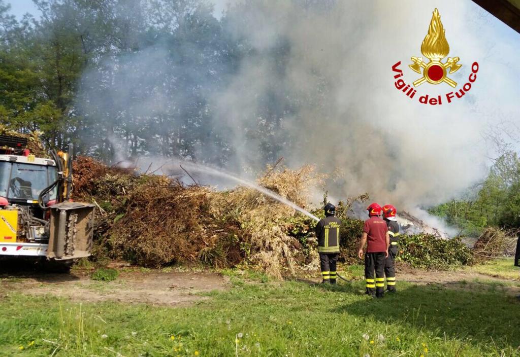 Incendio ad una montagna di ramaglie intervengono i Vigili del fuoco