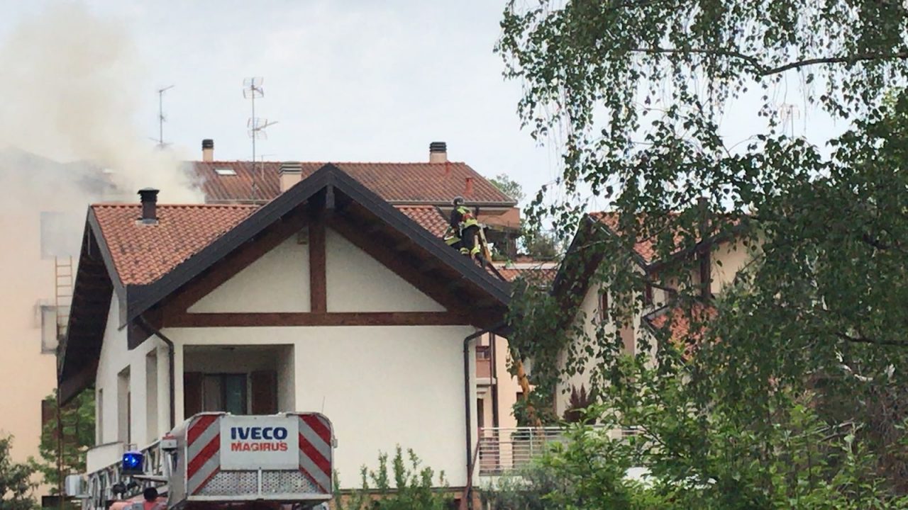 Incendio in una casa a Concorezzo sul posto i Vigili del fuoco VIDEO